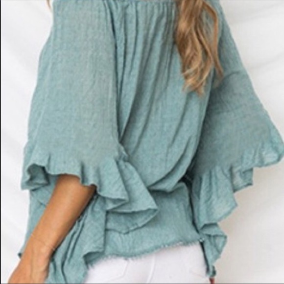 ❗️NEW ARRIVAL❗️Ruffled Off-Shoulder Top - Picture 3 of 4